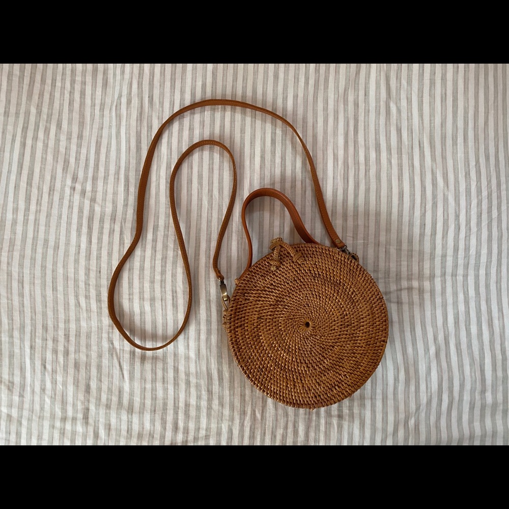 SOLD Round Rattan Bali Crossbody Bag with handle🌺